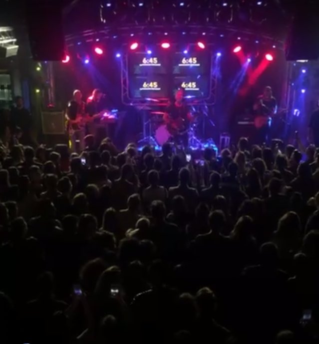 YuksekSTeam's tweet photo. Yüksek Sadakat Coşkusunu Ve O Mahşeri iğne Atsan Yere Düşmeyecek Kalabalığı Görüyorsunuz🤘🏻🔊 Anlatmaya Gerek Yok🍻🎸🎶🎵  Tabiki Şaşırmadık😎 Bu Bir Yüksek Sadakat Klasiği🤘🏻YS Olduğu Yerde Eğlenme Ve Coşmanın Sınırı Yoktur👊🏻🤘🏻 Bu Sevginin de Tarifi Yoktur🖤 @kutluozmakinaci https://t.co/Pa00nFUiIw