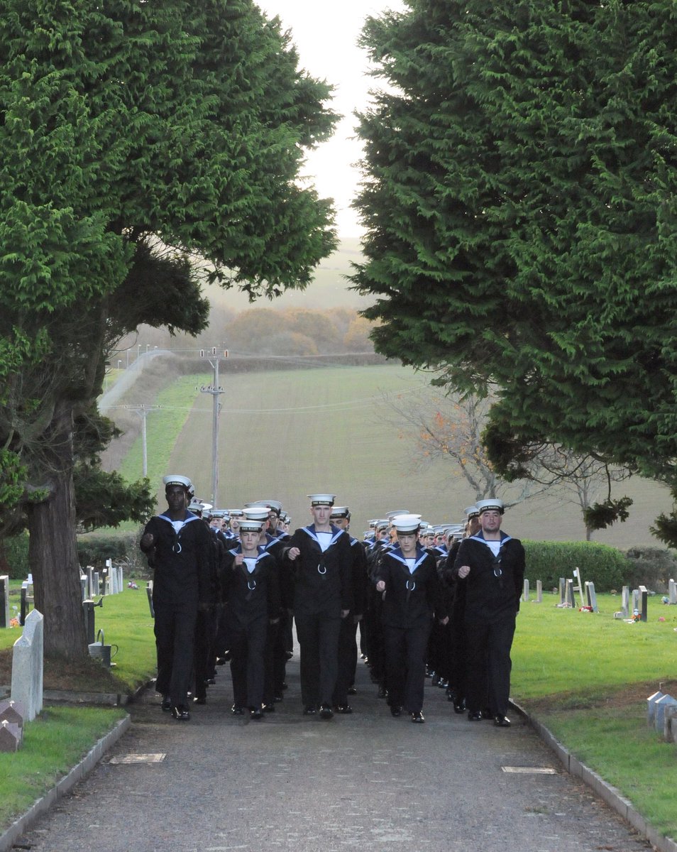 HMS_Raleigh's tweet photo. A group of 500 sailors and Royal Marines from HMS Raleigh attended a Remembrance Service and wreath laying ceremony at the war graves in Horson cemetery, Torpoint, this morning. #Remembrance2018 @PoppyLegion @CWGC https://t.co/dh1cwoSryJ