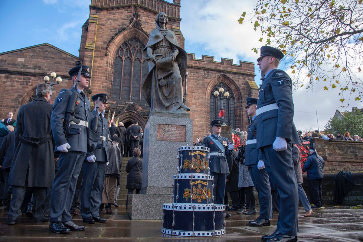 Hundreds lined the streets for the parade &amp; then gathered at the cenotaph to honour the service men and women who played their part in the war effort. #WolverhamptonRemembers #remembrance100
To see the full gallery visit: flickr.com/gp/wolverhampt…