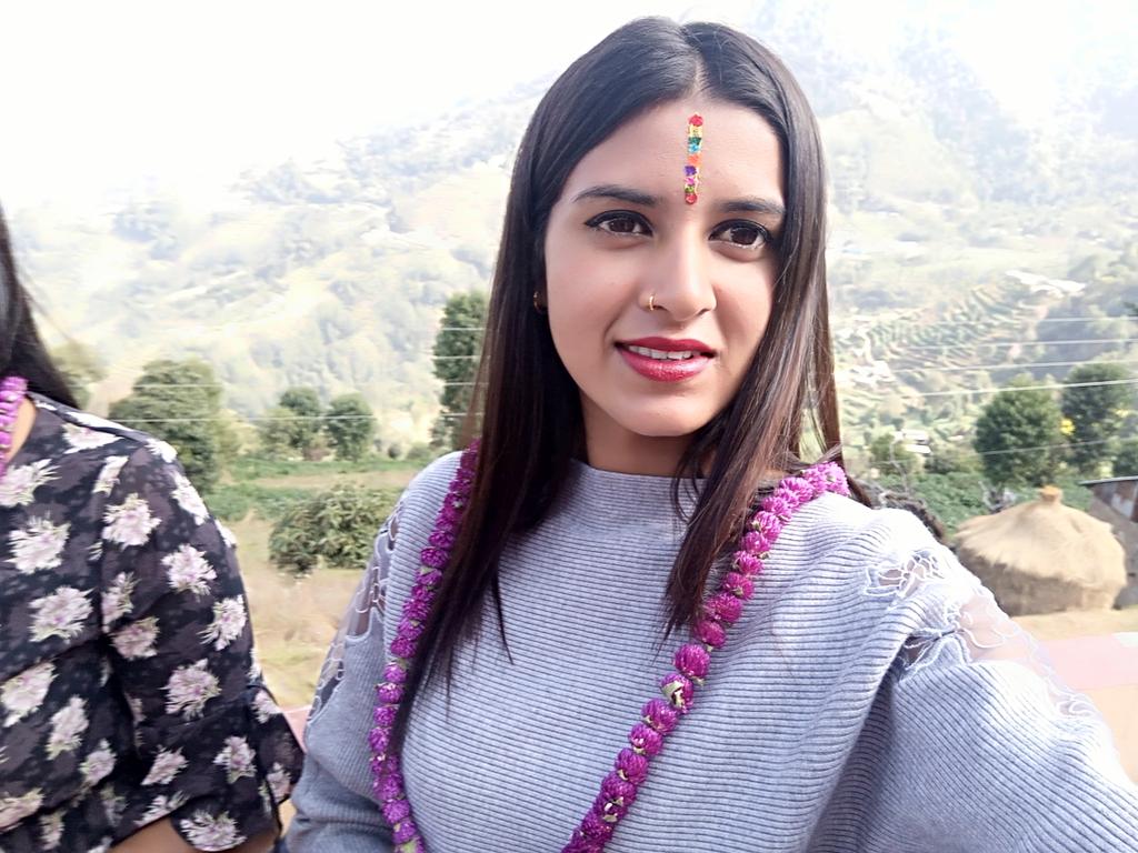 म एउटा साधारण मान्छे ।
तपाईं मलाई जस्तो नजरले हेर्नु हुन्छ म त्यस्तै देखिन्छु ।😏