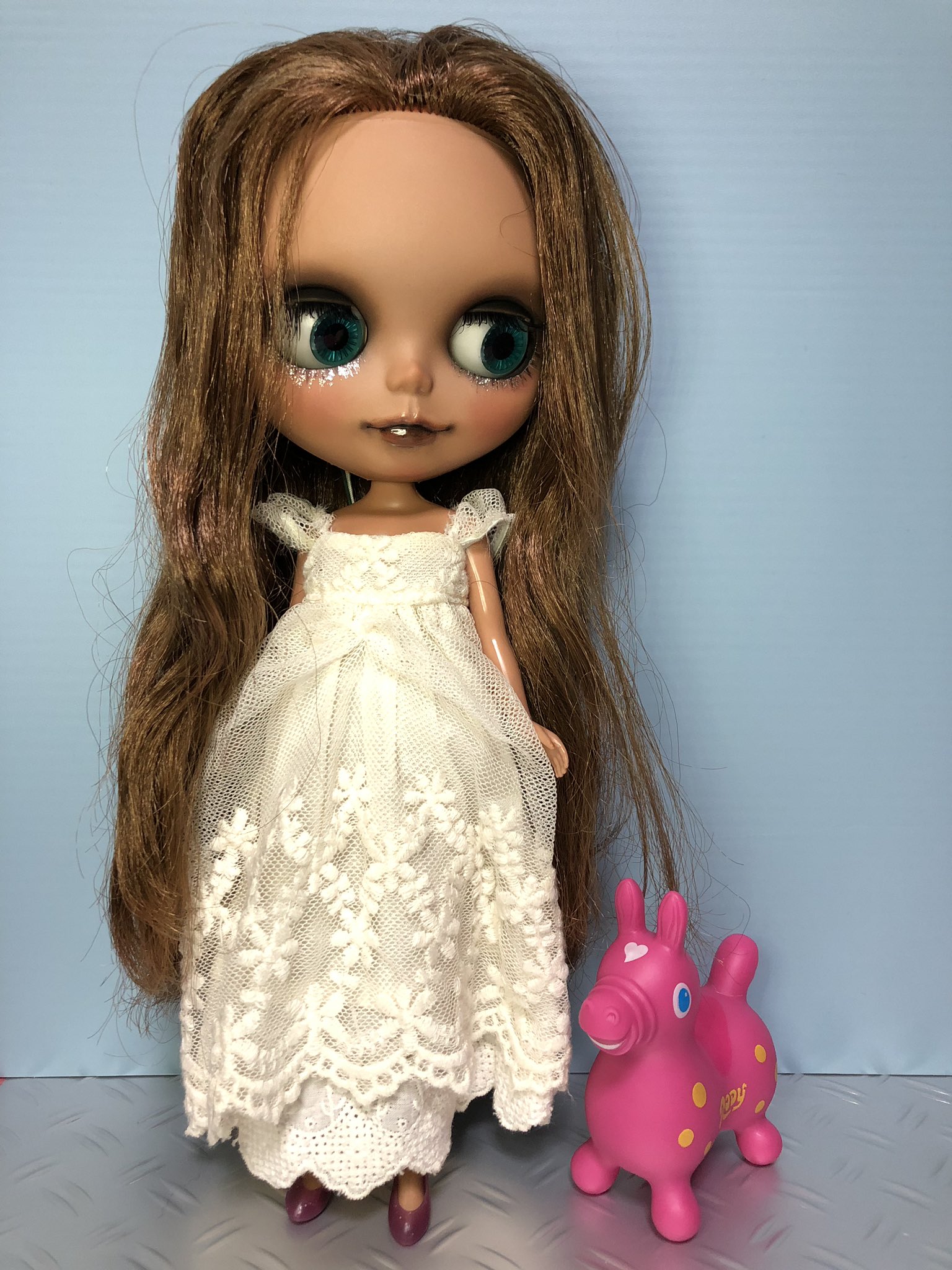 ট ইট র はにごる 相方が見兼ねてブライスちゃん撮影用壁を作ってくれました セリアで買ったプラ板に 同じくセリアで買ったブルーグレーの壁紙貼っただけだけど 格段に良くなった O セリアで買ったロディーと六女のマヌちゃんとお披露目です