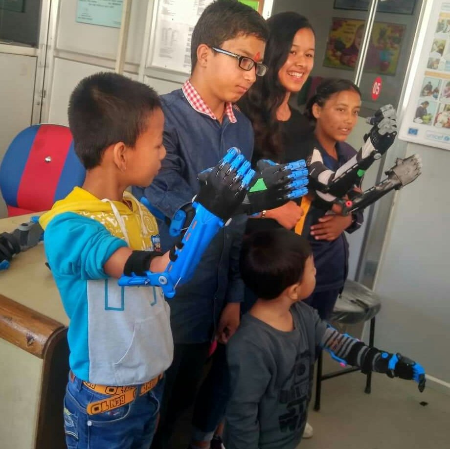 hemantagautam2's tweet photo. तपाईं टोल छिमेकमा पनि कुहिनो मुनिको हात नभएका १६ बर्ष मुनिका बालबालिका छ्न भने हामिल���इ सम्पर्क गराइ दिनु होला ! हामी 3D printed चलाउन मिल्ने हात नि:शुल्क प्रदान गर्ने छौ । 
सम्पर्क :  info@enablenepal.org वा 9869665662 
कृपया RT गरेर सहयोग गरिदिनु होला । धन्यवाद । https://t.co/Y8ukNhmjEC