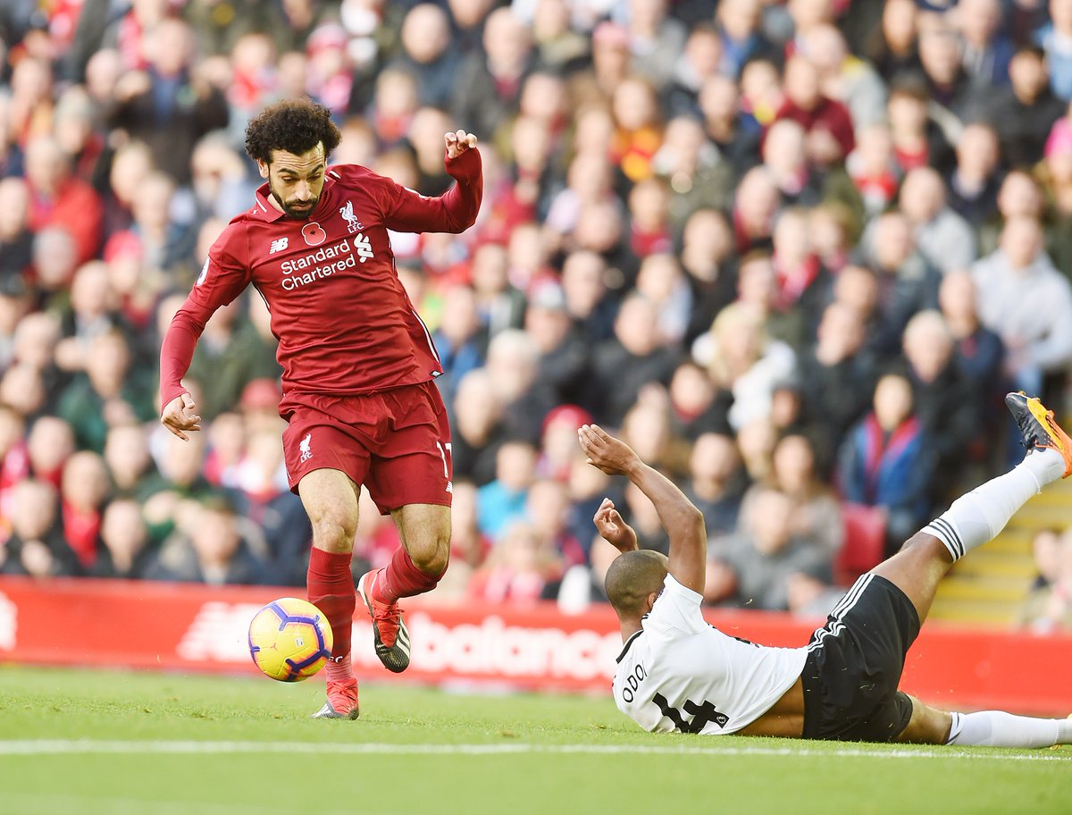 Salah conduce el balón.