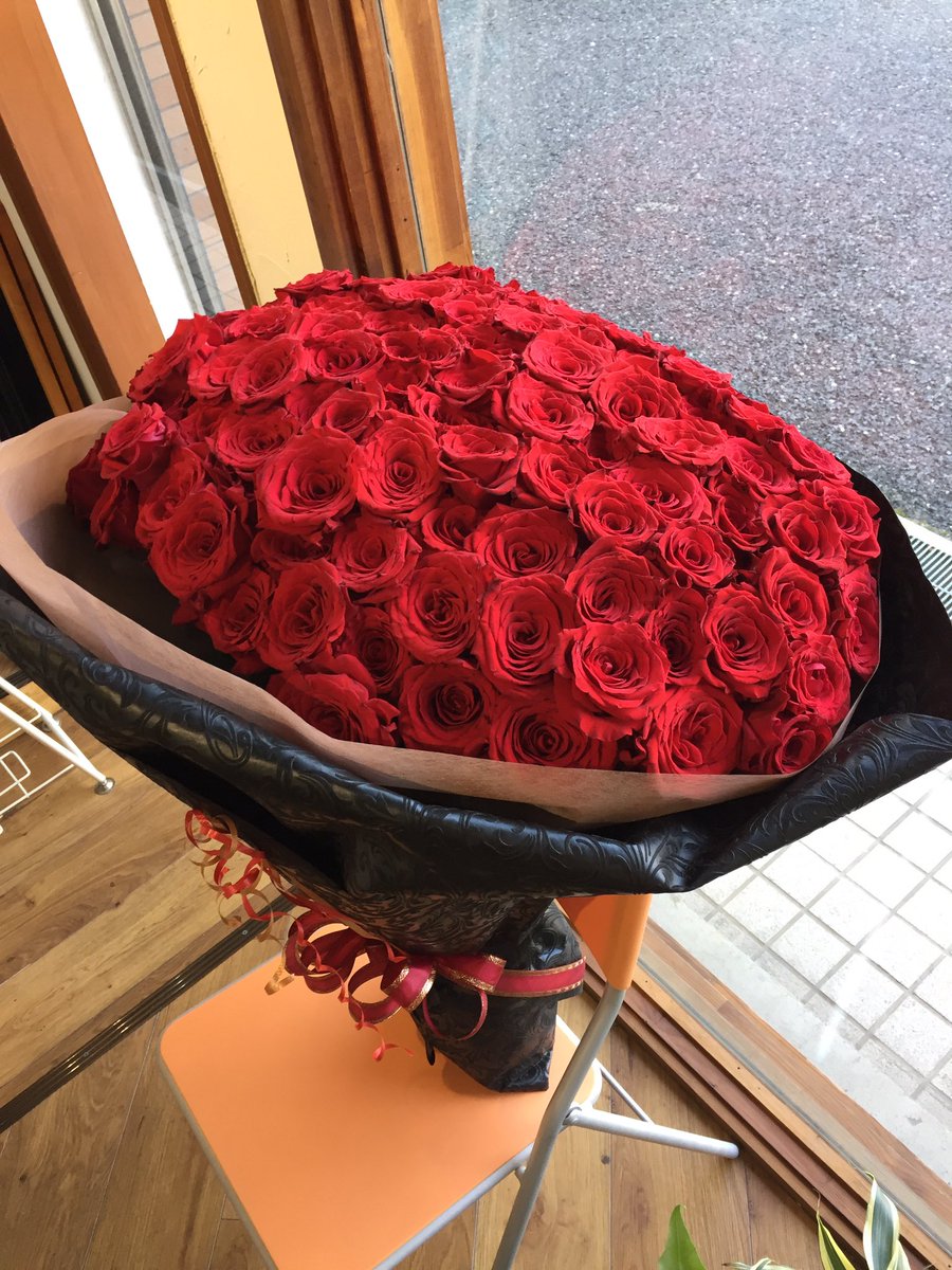 花屋 1 プラスワン 今晩プロポーズをされるということで赤バラ108本の花束を 夜景が見えるハーバーランドのホテルまでお届けさせていただきました プロポーズ 神戸プロポーズ 赤バラ108本 赤バラ 神戸 三宮 花屋 フラワーショッププラス