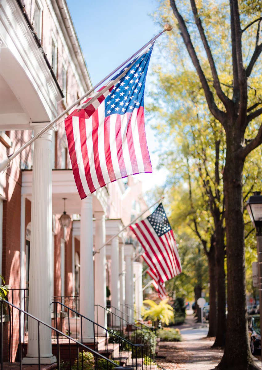 Today we're honoring all of our Veteran's and the many sacrifices they've made to serve our country and protect citizens like us! THANK YOU! ❤️💙
#VeteransDay