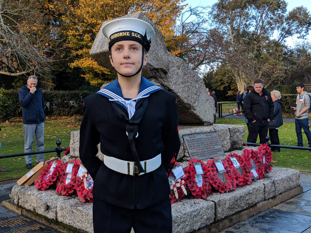 iwightradio's tweet image. PICTURES The Isle of Wight marks #ArmisticeDay100 #RemembranceDay2018  iwradio.co.uk/2018/11/11/a-c… #gallery #iwnews