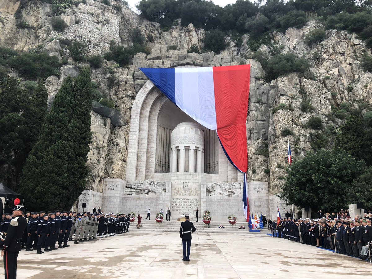 Commémorations du 11 novembre à <a href="/VilledeNice/">Ville de Nice</a> en présence du DASEN Michel-Jean Floc’h et de l’IEN Marc Verley au côté des élèves du collège Maurice Jaubert #RelaisDeLaPaix et des élèves de l’école d’application Rotschild 2