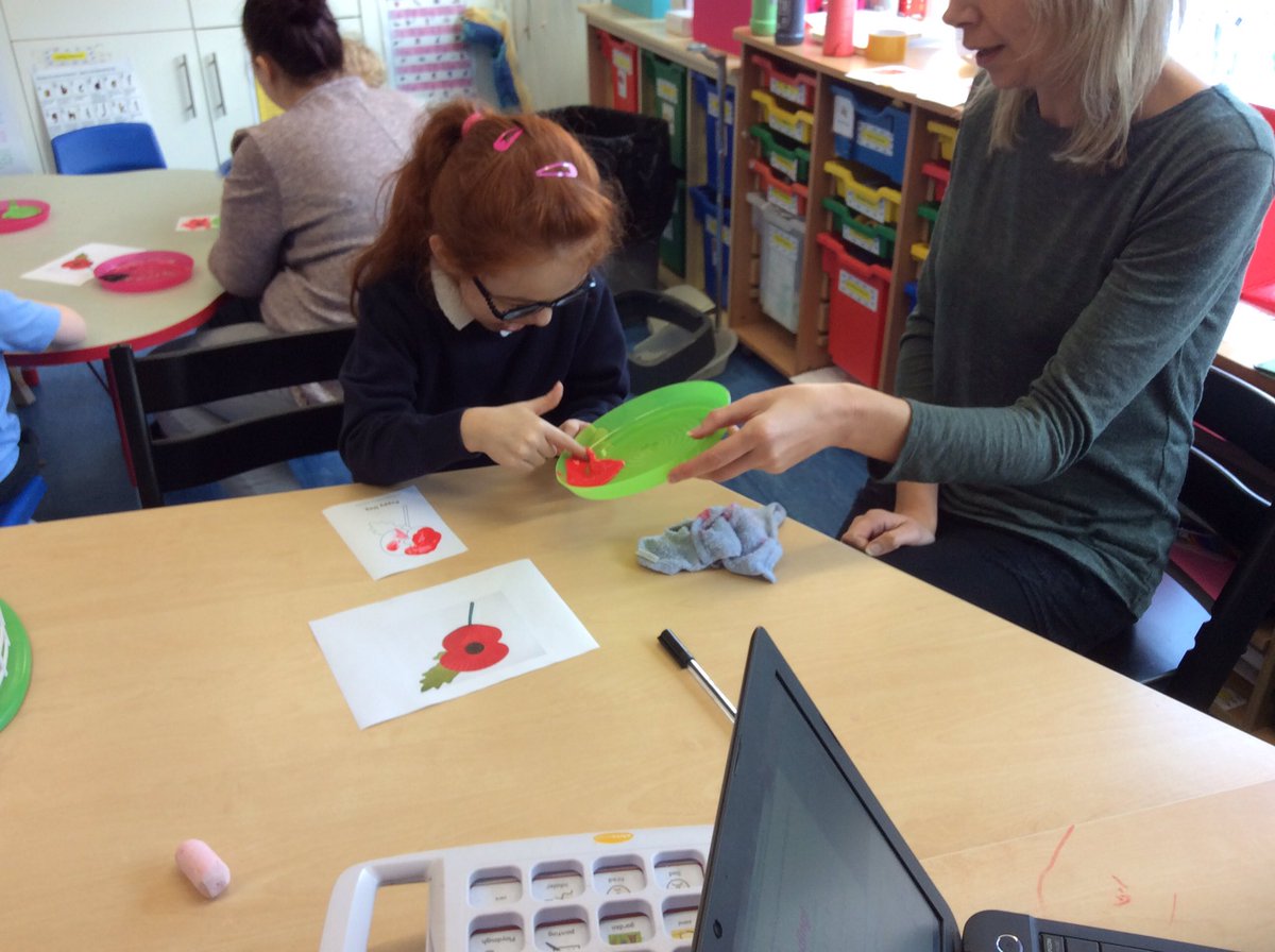 wilsonstfeed's tweet photo. #Wsbees making poppies for our school centenary display #wssmsc #wsbritishvalues #wseyfs https://t.co/mdV5pHNbjT