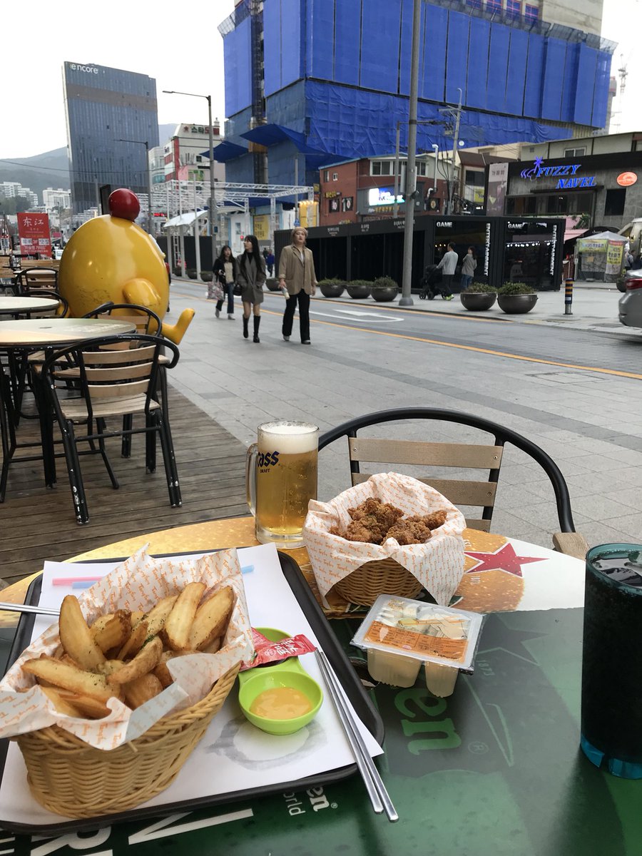 BFbackpackers's tweet photo. Lunch at Haeundae Beach today 🍗 https://t.co/SlxAX8oz19
