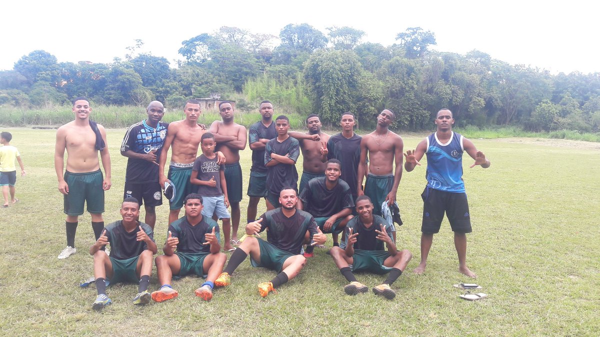 BrunoAugustoBa1's tweet photo. Domingo sem um bom futebol nunca será um Domingo #Pegaeles 5a2 #guardei o meu ufaaa⚽⚽⚽🎽🖑🎖 https://t.co/G3l0pXskur