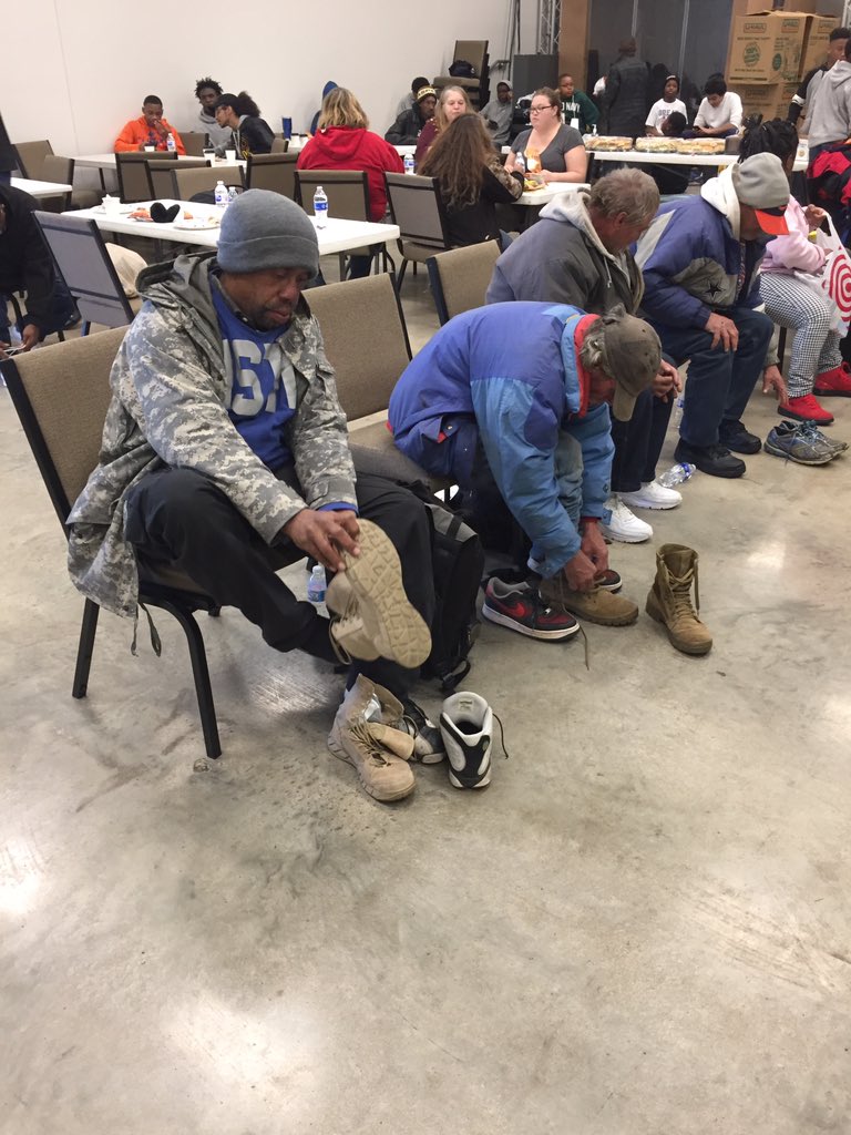 LRpolice's tweet image. Shoes for the Homeless sponsored by the OK Program of Little Rock in partnership with Mosaic Church was a Hugh success.
#LRPD
#OKProgram
#CommunityConnected