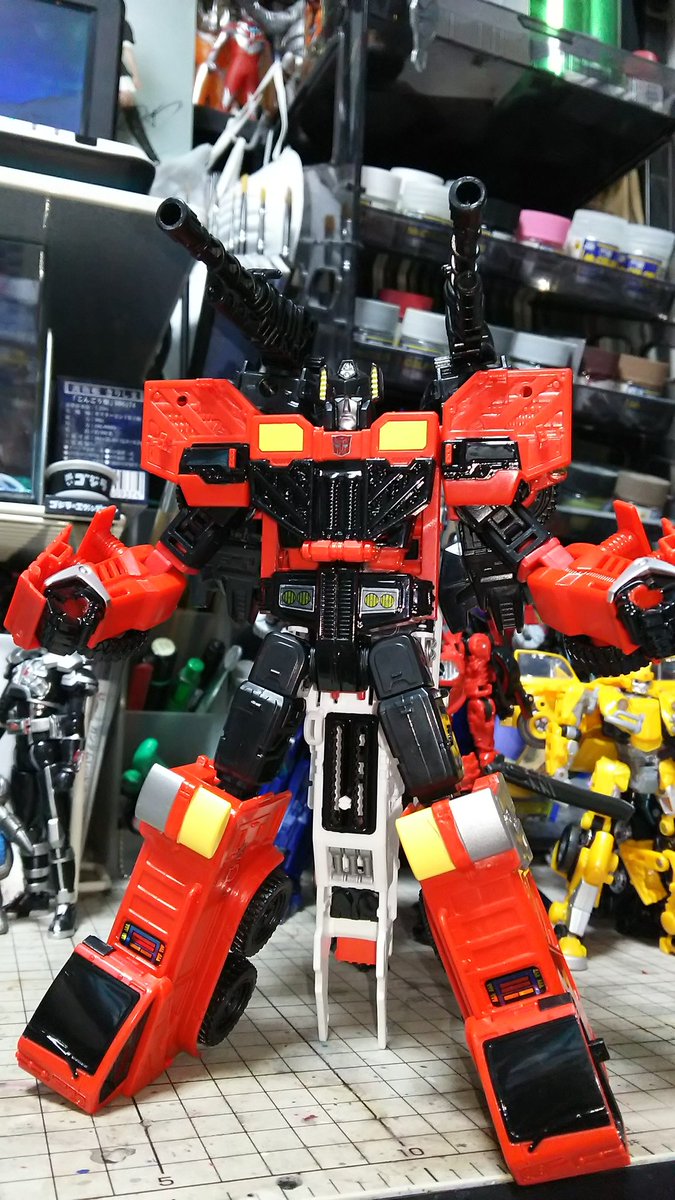 くもたろう けーすけ Twitterissa トランスフォーマー Power Of The Primesより インフェルノ 今回は以前発売された同じ 消防車のホットスポットのリデコ そんなわけでg1とは別スタイルのカッコよさ で 合体しちゃうんですが 顔がガーディアンのまま 名前は特にない