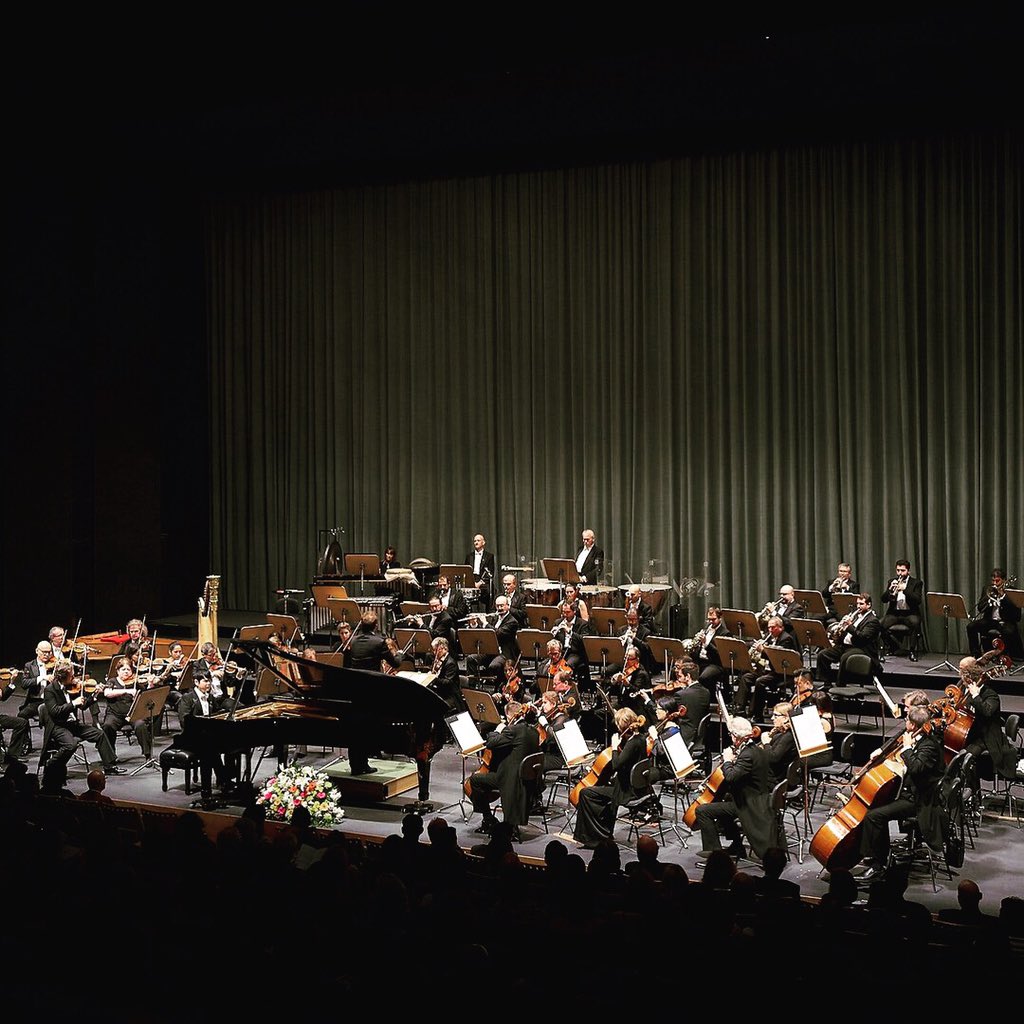 andressalado's tweet photo. Real Orquesta Sinfónica de Sevilla.
@Maestranza / Abono 3.
XVI Festival Música de Cádiz.
Magnífica @SevillaROS + reparto deluxe 🎶🔝@PabloGarciaLpez #ruthrosique #miquelramon #hiroosato
#happiness #backtoSevilla #XVIFestivalmúsicaCádiz
@musiespana https://t.co/D6VM0HTqMC