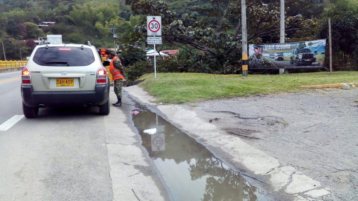 Ejercito_Div3's tweet photo. Tropas del #BILOP reportan a esta hora, seguridad en las vías del departamento del #Cauca y flujo constante de los viajeros #EjércitoEnTodaColombia https://t.co/xxIcl43owV