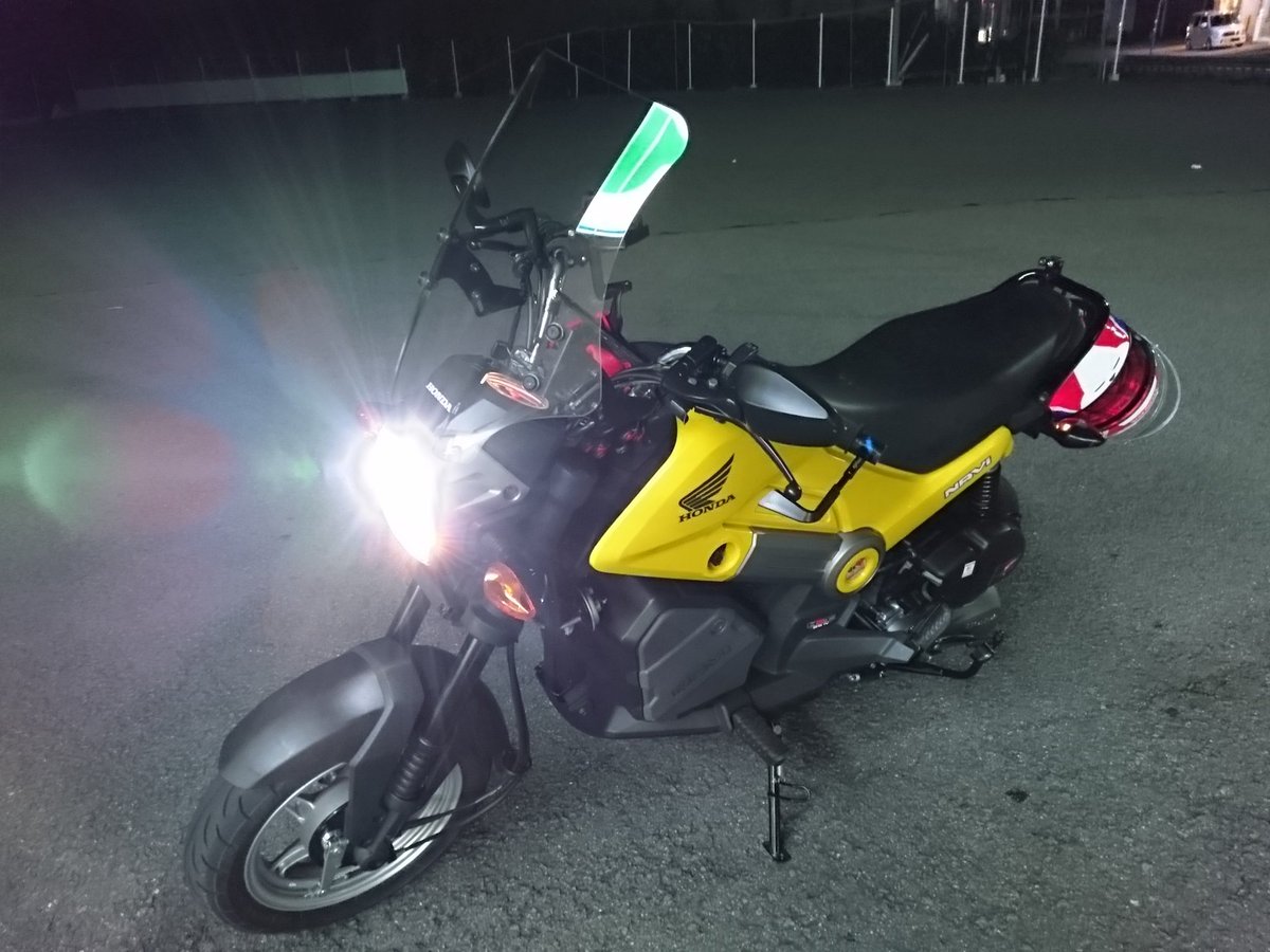 tenpia0203's tweet photo. NAVi110 #RK91 LEDヘッドライトにして満足してたら、
フォロワーさん愛用の風防着た!
デイトナ グロム JC61(´13)用
ハンドルにクランプするだけ簡単♪
の はずが、当然NAVi用では無いので、
ボディに当たる部分はハンドルの微調整で、
ライトに当たる、そこは力業!
風圧軽減大成功♪これは良い!! https://t.co/jaZv6Hh8G0