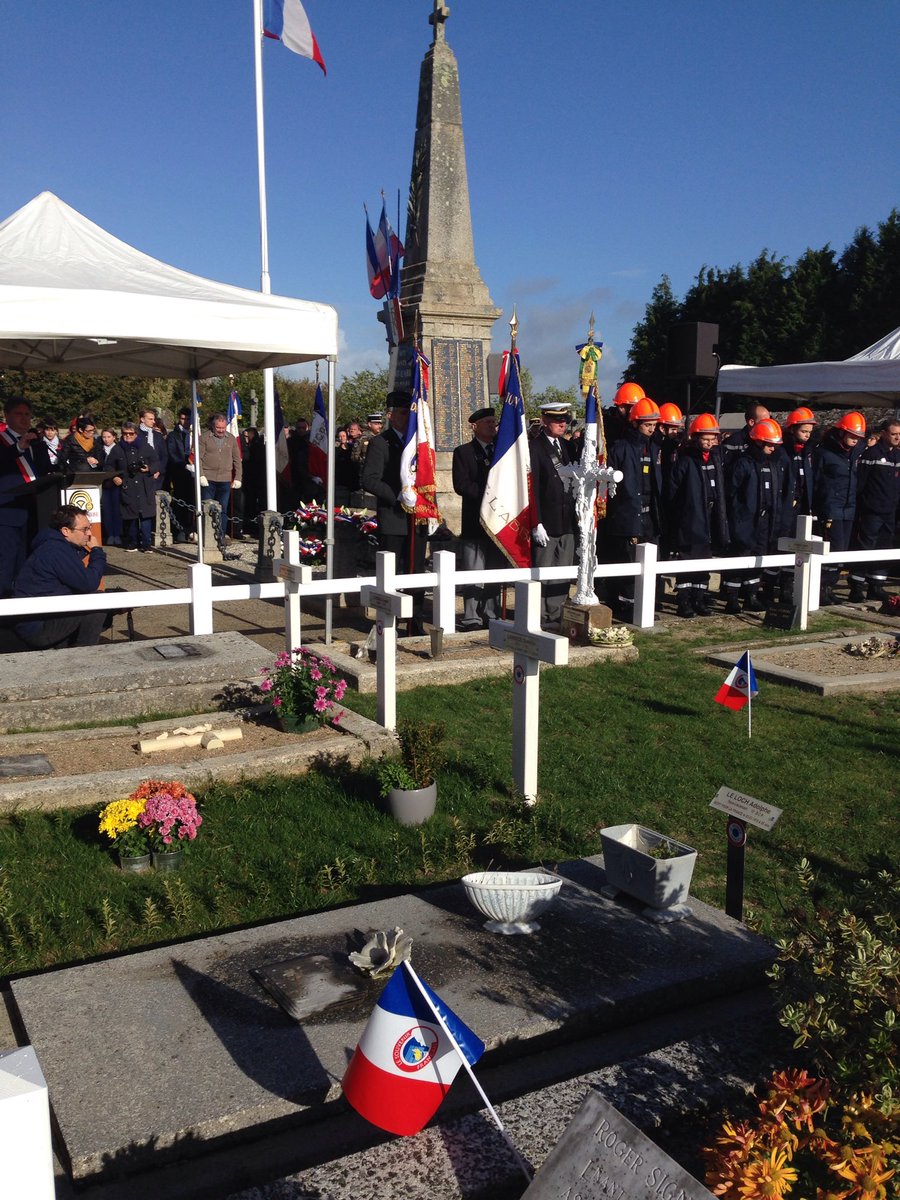 annick_leloch's tweet photo. Des centaines de personnes à la commémoration du centenaire de l'Armistice du 11 novembre 1918 à Pont-l'abbé.Hommage solennel aux soldats de la grande guerre,devoir de mémoire pour ne pas oublier et dire que la paix est sacrée . https://t.co/CYsjlFKfb3