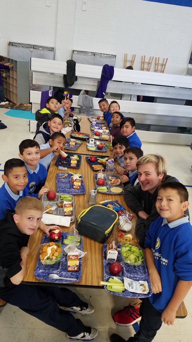 GCHSFineArts's tweet photo. We love to serve! #GCServes https://t.co/58ION5skKz
