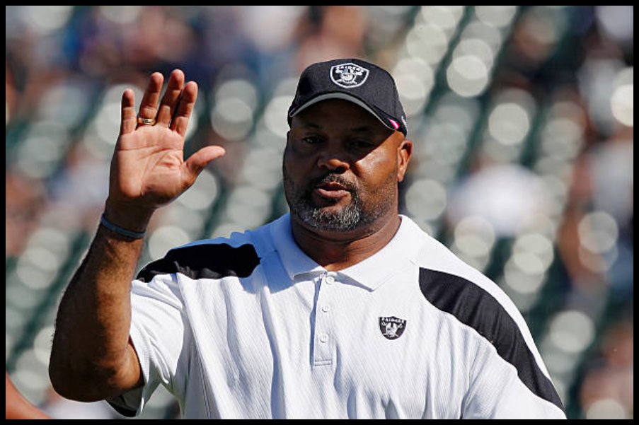 Happy birthday to former LB & Asst. coach Ricky Hunley, November 11, 1961. 