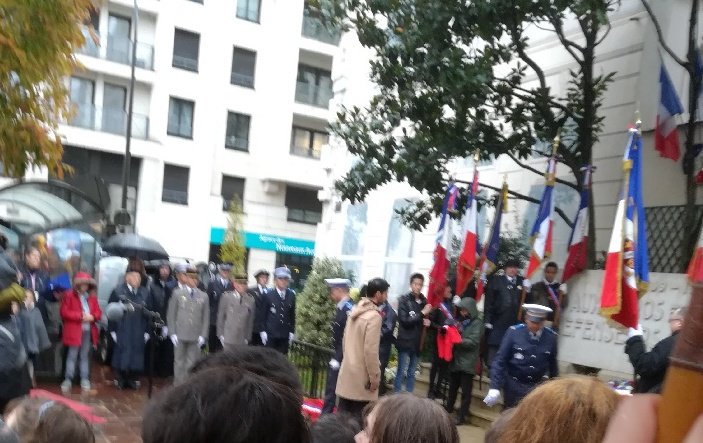 NChauveau2017's tweet photo. Ce matin, à #Levallois, au nom de la Députée @celinecalvez, j'ai rendu hommage à toutes celles et ceux qui sont tombés au combat pour préserver notre #Liberté.
#CentenaireArmistice devoir de mémoire pour toutes les générations https://t.co/R6JHi2PqCE