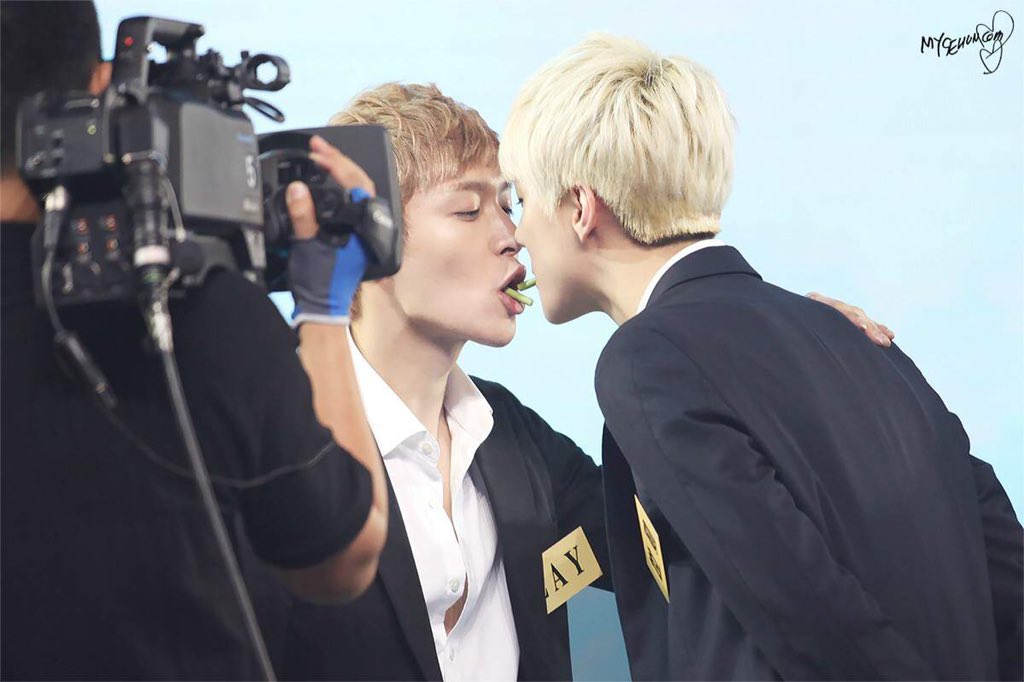 HunLayLand's tweet photo. HQ. 130729 #HunLay #SeXing - #PeperoDay 😚 China Big Love Concert ©MYSEHUN (2) #HunLayLand https://t.co/fzAtrtnSpd