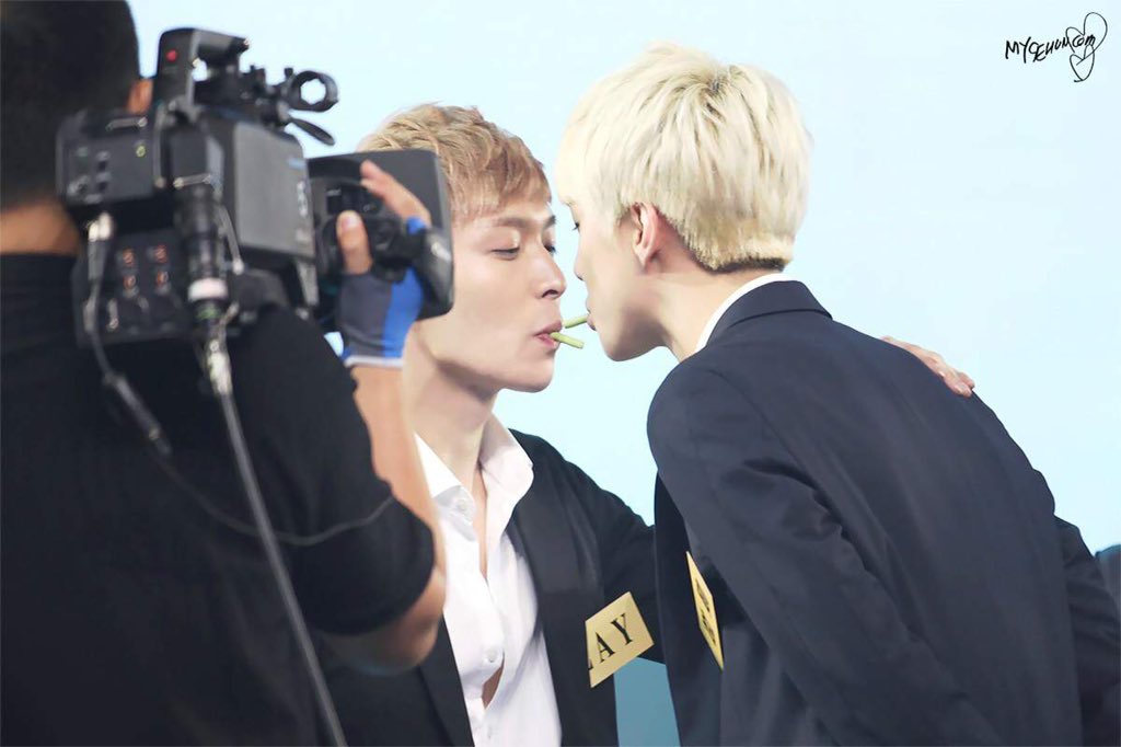 HunLayLand's tweet photo. HQ. 130729 #HunLay #SeXing - #PeperoDay 😚 China Big Love Concert ©MYSEHUN (2) #HunLayLand https://t.co/fzAtrtnSpd