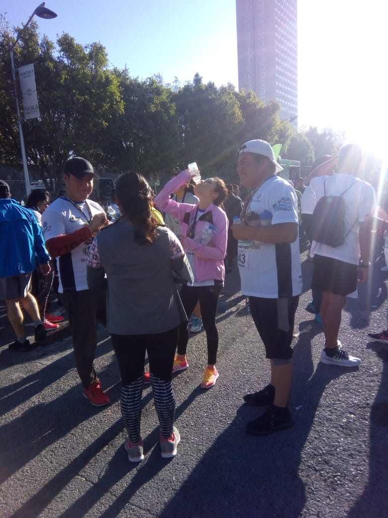 SSPCarrera's tweet photo. Recuerda hidratarte después de correr, ya que en una hora de carrera tu cuerpo pierde una cantidad importante de líquido, equivale del 2 al 5 % del peso corporal. https://t.co/sb1FqPLd4N