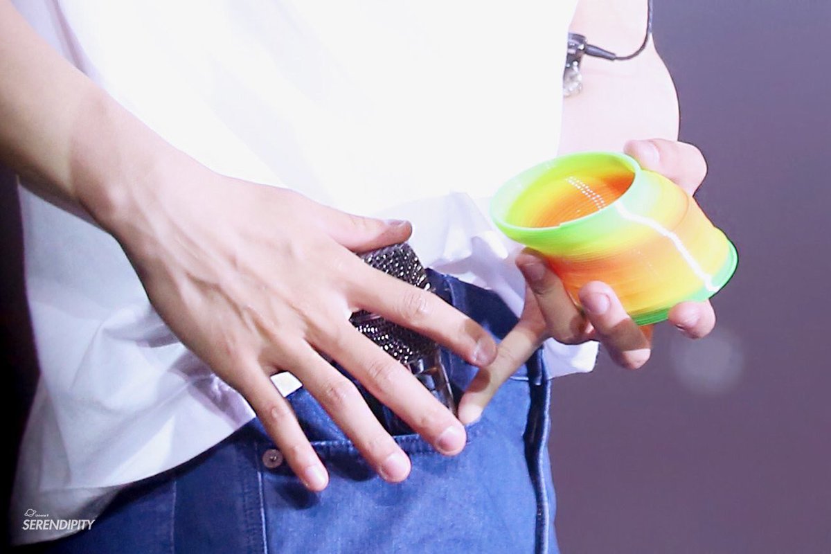d_o_handbot's tweet photo. #도경수_손_전력 https://t.co/TTeJ6ZlPPn