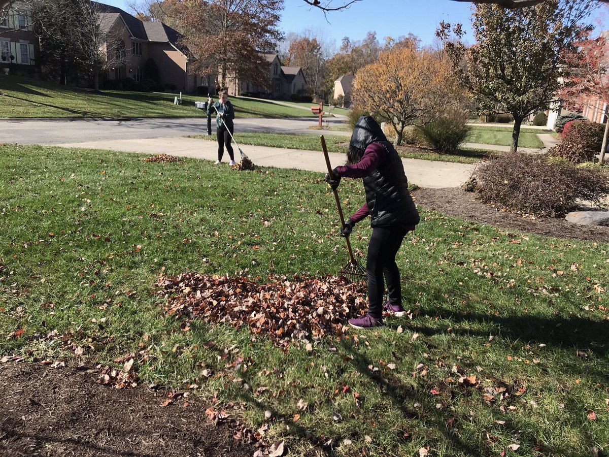 EdgeTeenCenter's tweet photo. One of our favorite days of Community Service to do with the EDGE teens is to help with @westchestertwp RASKALS Program. Our teens directly impact senior citizens that live in their community by helping with yard clean up tasks❤️😃🧤🧣🍁🍂#edgeteens #servingthecommunity https://t.co/LWHh1znAoG