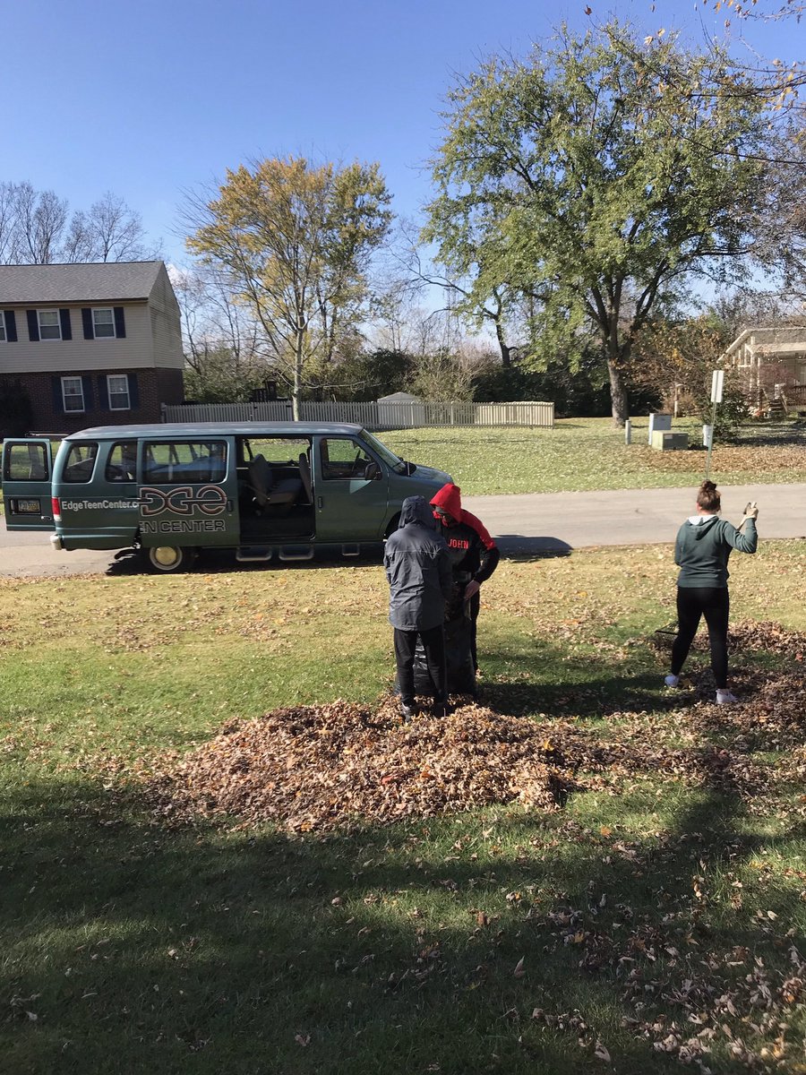 EdgeTeenCenter's tweet photo. One of our favorite days of Community Service to do with the EDGE teens is to help with @westchestertwp RASKALS Program. Our teens directly impact senior citizens that live in their community by helping with yard clean up tasks❤️😃🧤🧣🍁🍂#edgeteens #servingthecommunity https://t.co/LWHh1znAoG