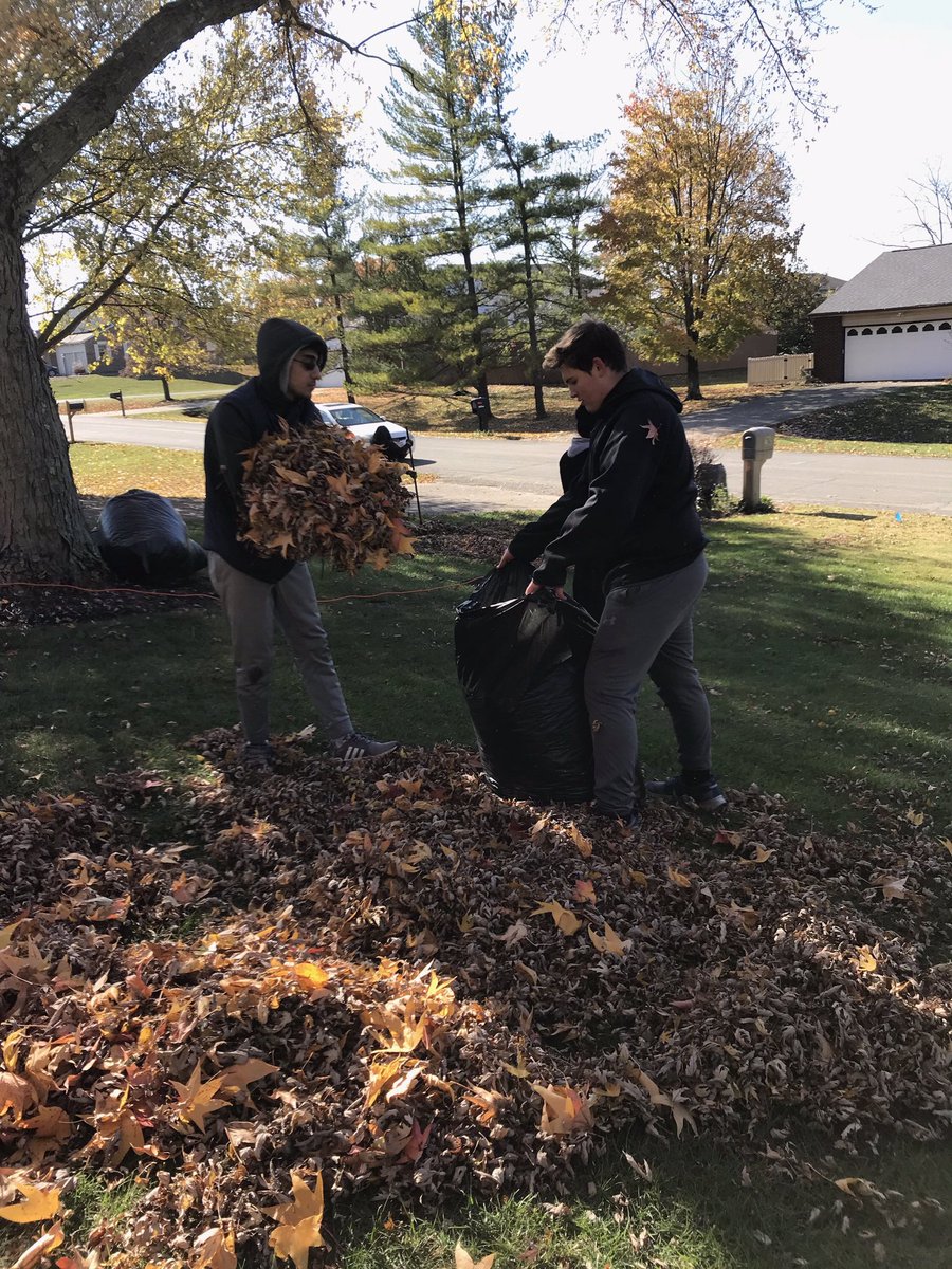 EdgeTeenCenter's tweet photo. One of our favorite days of Community Service to do with the EDGE teens is to help with @westchestertwp RASKALS Program. Our teens directly impact senior citizens that live in their community by helping with yard clean up tasks❤️😃🧤🧣🍁🍂#edgeteens #servingthecommunity https://t.co/LWHh1znAoG