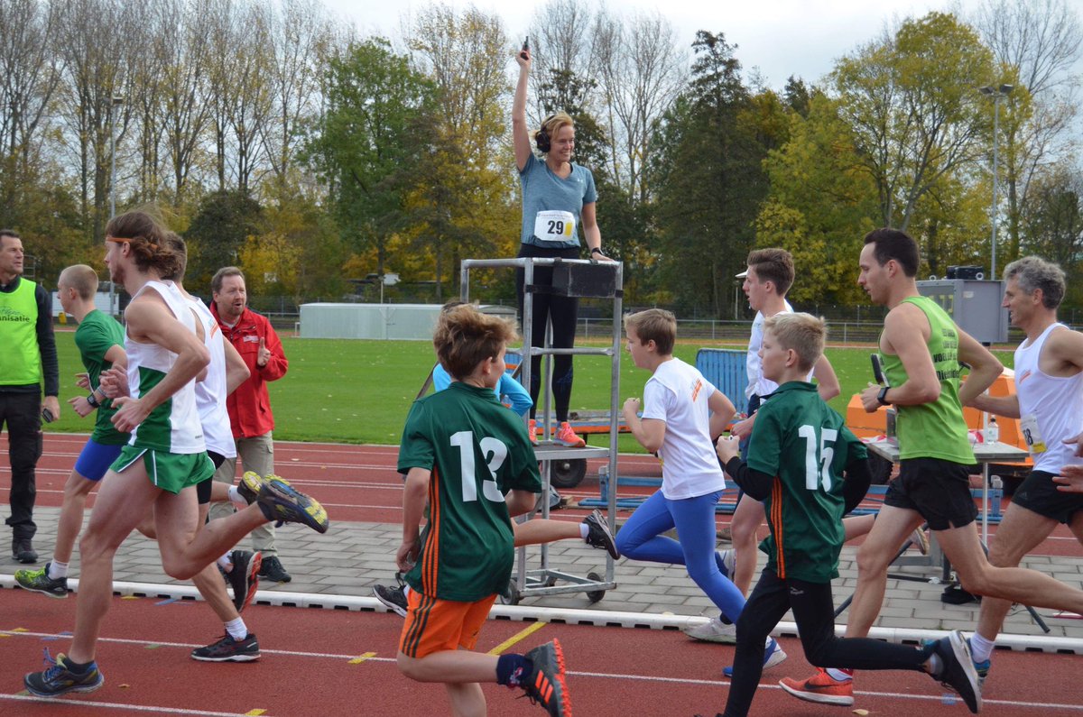 ingeborgterlaak's tweet photo. Startschot #klaverbladloop @ARVIlion . Veel sportieve deelnemers, mooi najaarsweer en dank aan alle vrijwilligers die dit evement mogelijk maken. https://t.co/xJX3NUpT2B