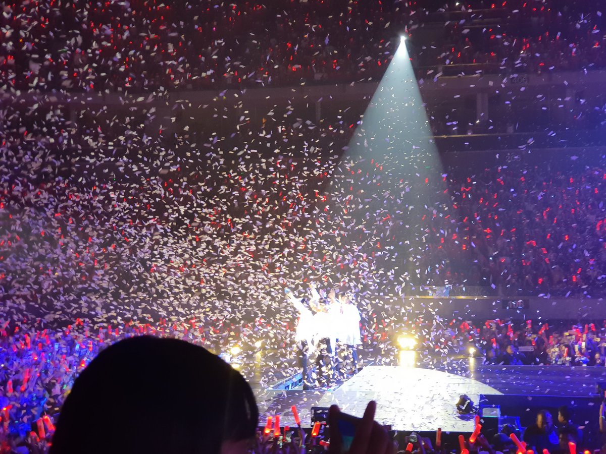 ikonic4evs's tweet photo. AHH iKON YOU ARE WORTH THE WAIT #iKONinManila #iKONCONTINUETOURinManila #iKONTINUEinMANILA https://t.co/1YMcQ825e3