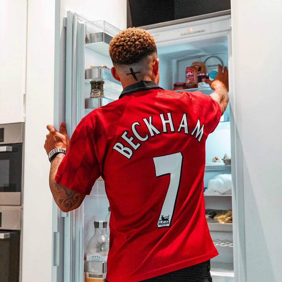 Invictos on "Memphis Depay apoyando United en el día del Derbi de Manchester con un jersey retro de David Beckham. TOP. / Twitter