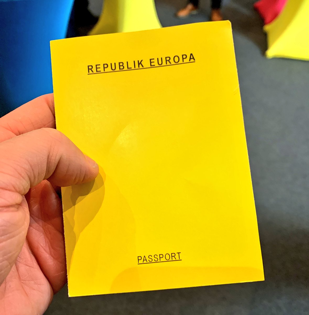 KonstantinKuhle's tweet photo. Gestern wurde in ganz Europa, u. a. auch in Göttingen, die Europäische Republik ausgerufen. Heute habe ich in Berlin @ulrikeguerot, die Initiatorin des Projekts, getroffen. Auch wenn man nicht alle Aspekte des #EuropeanBalconyProject teilt - es inspiriert viele Menschen 💪🇪🇺 https://t.co/HyC2tc4KXc