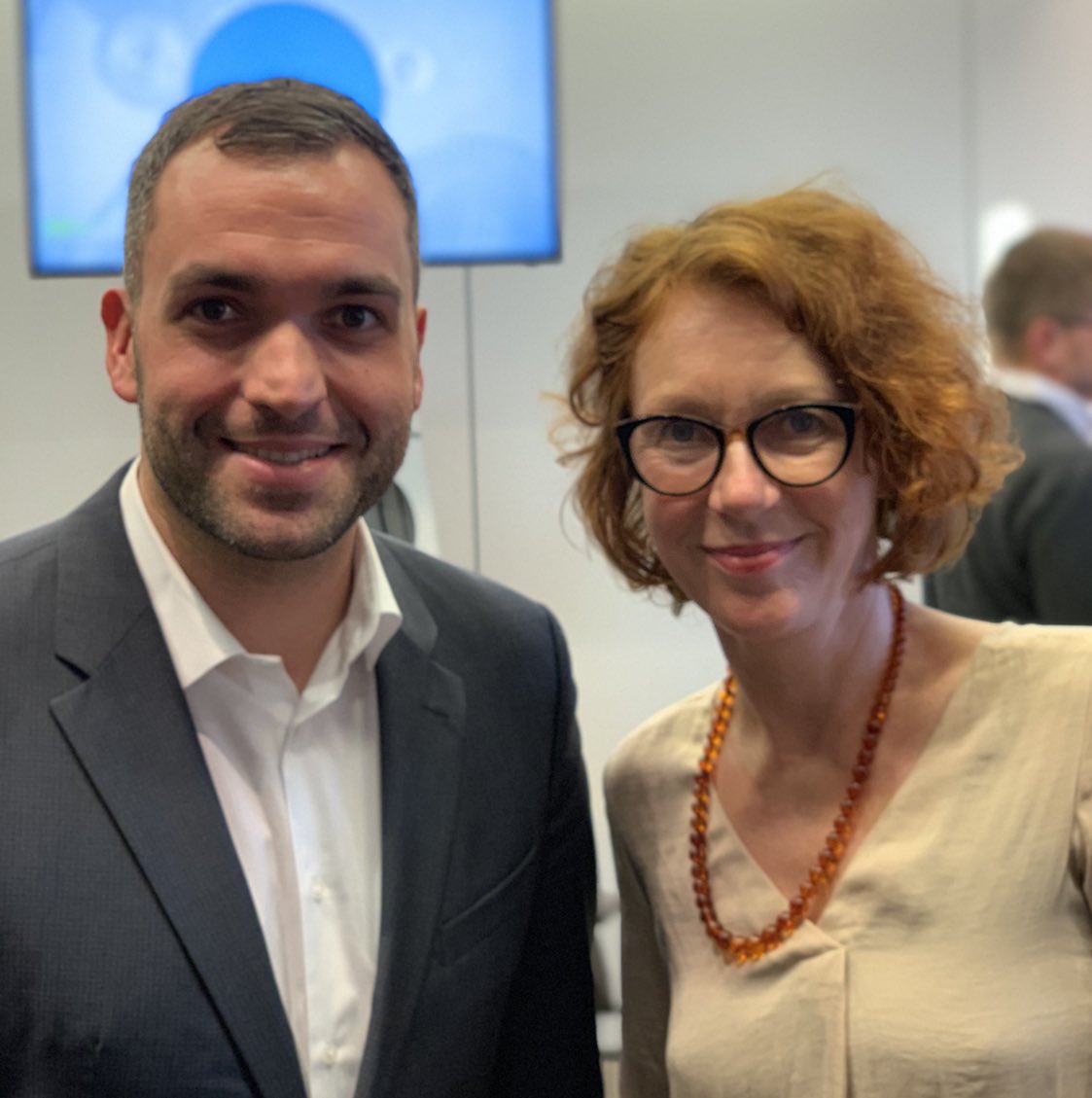 KonstantinKuhle's tweet photo. Gestern wurde in ganz Europa, u. a. auch in Göttingen, die Europäische Republik ausgerufen. Heute habe ich in Berlin @ulrikeguerot, die Initiatorin des Projekts, getroffen. Auch wenn man nicht alle Aspekte des #EuropeanBalconyProject teilt - es inspiriert viele Menschen 💪🇪🇺 https://t.co/HyC2tc4KXc