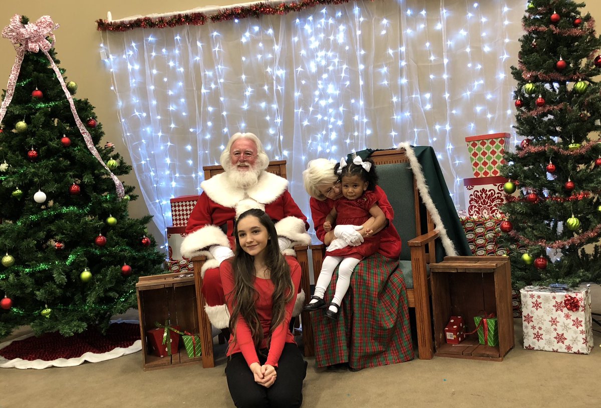 kelzeduc8s's tweet photo. Took these gorgeous girls to see Santa 😍 https://t.co/IyuUu3QLcY