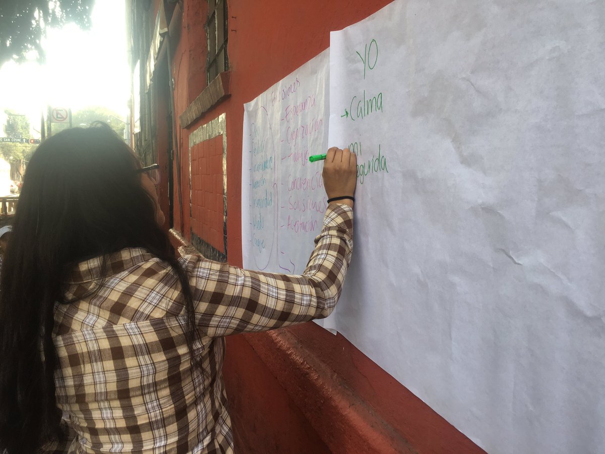 ResilienciaCDMX's tweet photo. Estamos en el taller del duelo con los vecinos de Santa María la Ribera, escuchando sus historias de recuperación. #RutaResiliente 🇲🇽🤝↗️ https://t.co/qgc7dn5exW