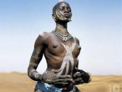 AntropólogoCurioso Twitter: "En la Tribu Dinka las mujeres se visten con piel de cabra en la zona de la cintura. Por factores estéticos, a veces, arrancan algún diente. /