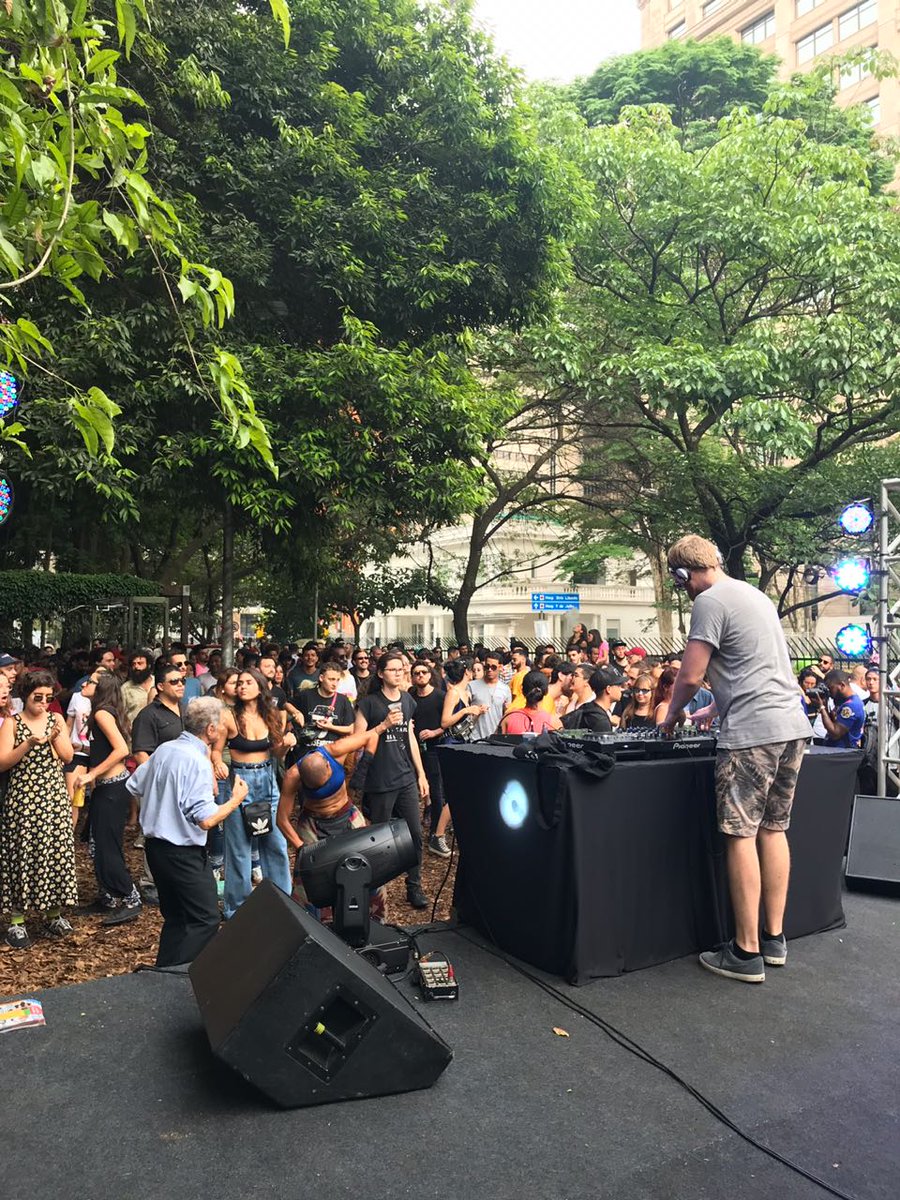 Reunimos algumas imagens para mostrar como o encerramento do #MicBR2018 está lindo. Já teve Jazz na Kombi, muitas feiras e shows no <a href="/sp_conjunto/">Conjunto Nacional SP</a>. Para fechar o dia, ainda dá para acompanhar a festa de música eletrônica que está rolando no <a href="/parkmariocovas/">Parque Mário covas</a>. Venha! #MicBR