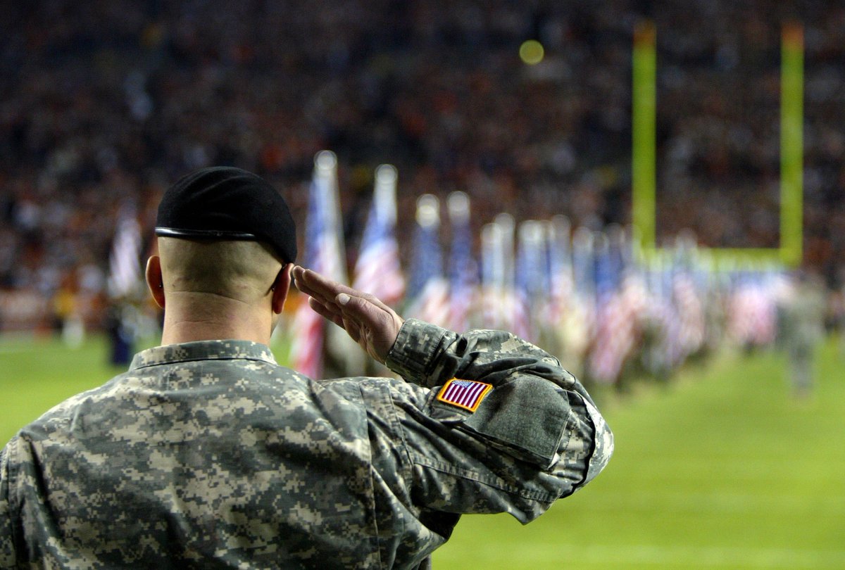 BleacherReport's tweet image. Happy Veterans Day 🇺🇸

Remember, the @NFL is donating $25 to its military partners for every tweet + retweet with #SaluteToService