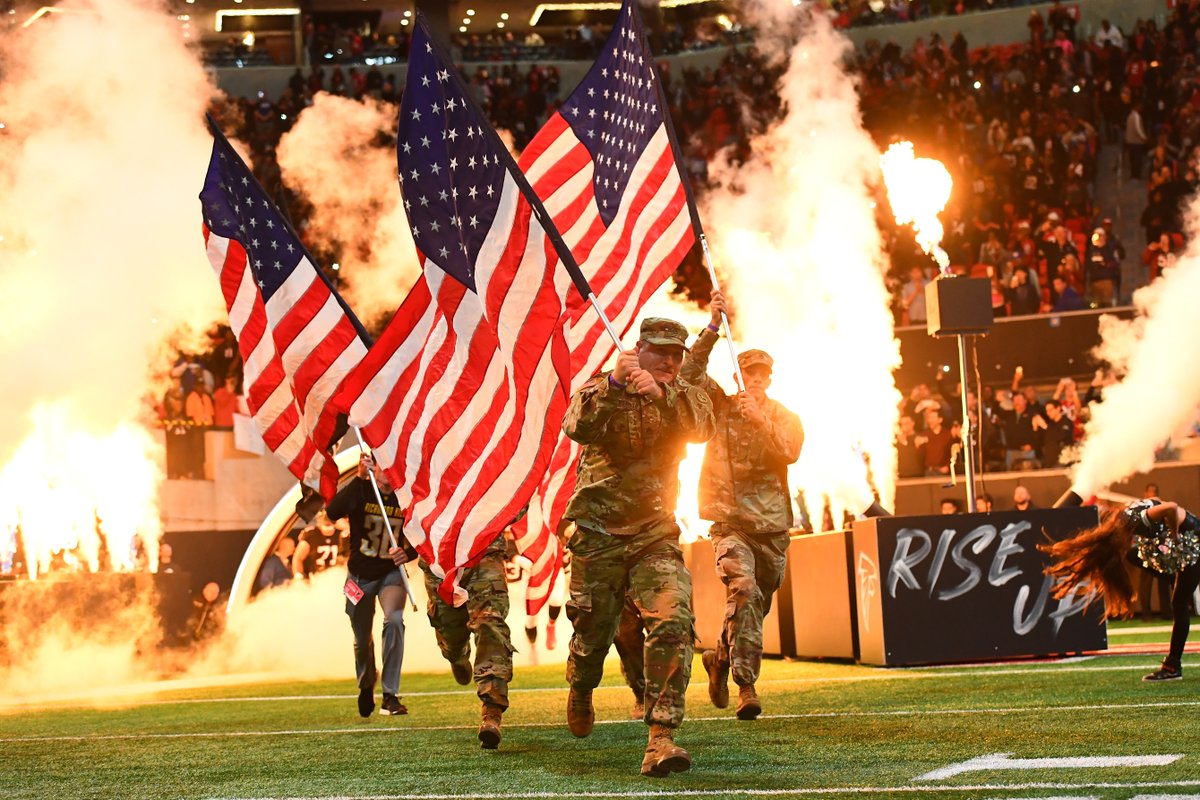 BleacherReport's tweet image. Happy Veterans Day 🇺🇸

Remember, the @NFL is donating $25 to its military partners for every tweet + retweet with #SaluteToService