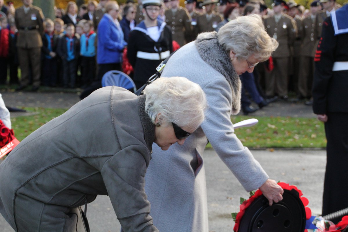 nuneatonmems's tweet photo. Earlier Today two of our facebook group members Vera &amp; Jill placed at wreath at War Memorial in Riversley Park #Nuneaton #Armistice100 #RemembranceSunday2018 @NBBCouncil @ClaireH_NN https://t.co/7ZBNhjrPaG