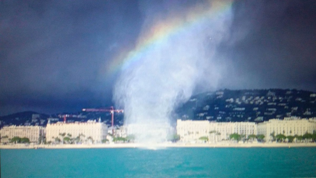 Étonnante météo de Novembre en baie de #Cannes Observation de plusieurs tourbillons marins se déplaçant gracieusement sur l'eau ! #MétéoCotedAzur #CotedAzurFrance <a href="/VisitCotedazur/">Côte d'Azur France</a> #FranceMagique <a href="/villecannes/">Cannes</a> <a href="/LifeOnTheMedSea/">Life On The Mediterranean</a> @Agopiantz <a href="/twintair737/">💙 Twintair ✈️🌐</a> <a href="/Parcoursvoyages/">Golf Parcours & Voyages</a> <a href="/EvasionPaca/">Passion Evasion Paca</a>