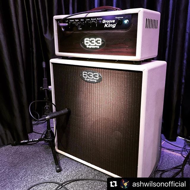633eng's tweet image. Sometimes stage lighting is just right. Ash Wilson's Groove King rig in the spotlight.
#633engineering #grooveking #6L6 #madeintheuk #handwired #handbuilt #2x12 #celestion #alnicogold #creamback ift.tt/2qDK7TH