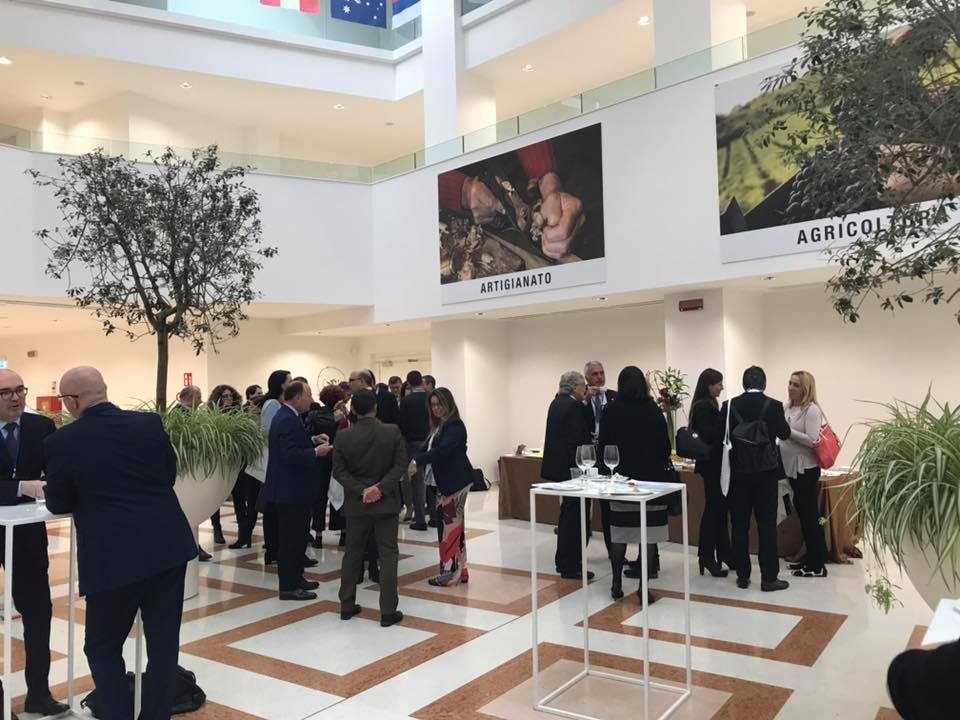 assocamestero's tweet image. Volge al termine la seconda giornata della Convention Mondiale delle CCIE:  si è approfondito le prospettive di sviluppo strategico per il sistema delle CCIE #Assocamerestero @camcomverona @unioncamere
#conventionccie2018 #internazionalizzazione #bandieuropei #trueItalianTaste