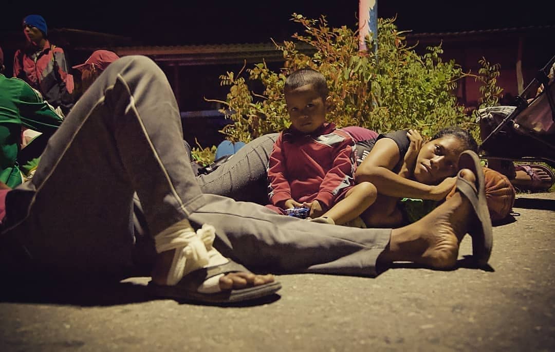 Te despiertas a las 3 am en plena carretera, lejos de casa, en un país que no conoces, junto a miles de personas que, como tú, no saben cuántos kilómetros  faltan por recorrer. Oaxaca, octubre, 2018 #caravanamigrante #migrantcaravan