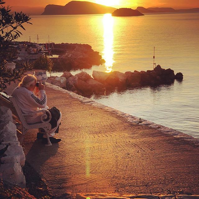 The old man and the sea ✨ special 💛

#apicturespeaksathousandwords #momentslikethese #streetphotographyworldwide #streetphotography #inlovewithnature #sunsetmoments #goldenlight #natureinspiresme #natureinspires #generations #goldenmoments #beautiful… ift.tt/2Dh5e5B