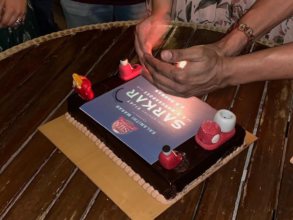 MOVFMass1's tweet photo. Sir Left Right Two Sideleyum #Mixy #Grainder Yenna sir panna
Straight ta Cake Vetti Po🎂🎂
#Sarkar200crin6DaysForIndia https://t.co/6xWzx13G7A