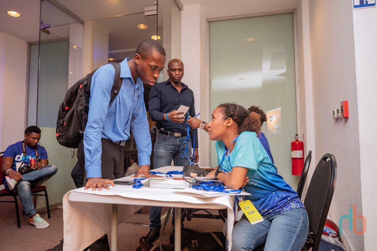banjHT's tweet photo. Lancement de #DEVEXPO - Première exposition Tech - Made in Haiti! Une cérémonie qui a rassemblé plus de 200 devs et 100 invités du secteur privé, public et universitaire. #DEVCPAP https://t.co/kcC4f8Ecxa
