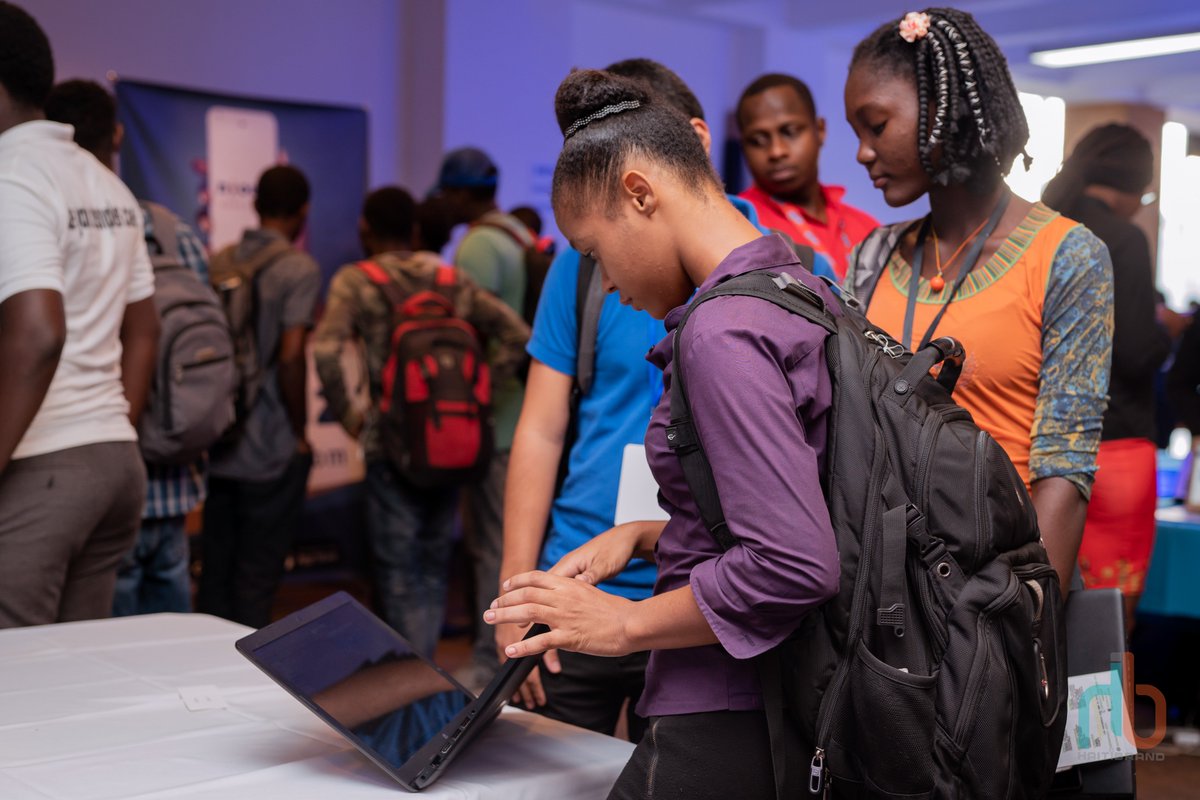 banjHT's tweet photo. Lancement de #DEVEXPO - Première exposition Tech - Made in Haiti! Une cérémonie qui a rassemblé plus de 200 devs et 100 invités du secteur privé, public et universitaire. #DEVCPAP https://t.co/kcC4f8Ecxa